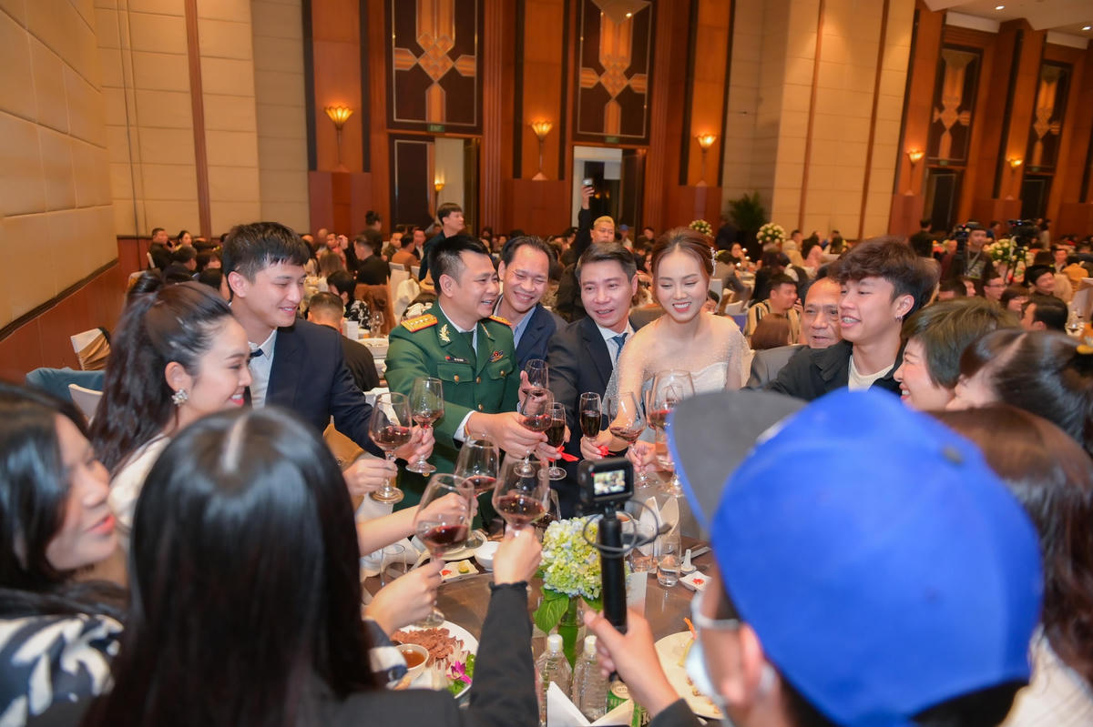 Một lễ cưới tràn ngập tiếng cười.