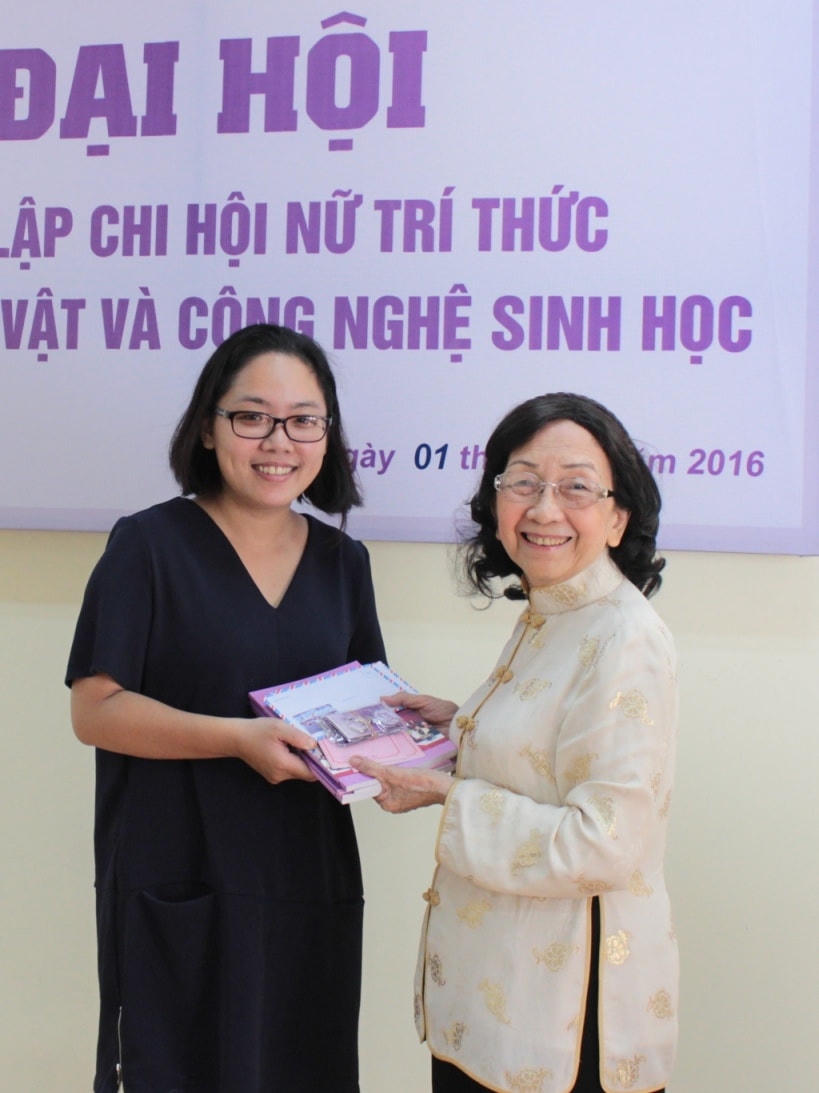 GS.TSKH Phạm Thị Trân Châu (phải) với hoạt động của Hội Nữ trí thức Việt Nam.