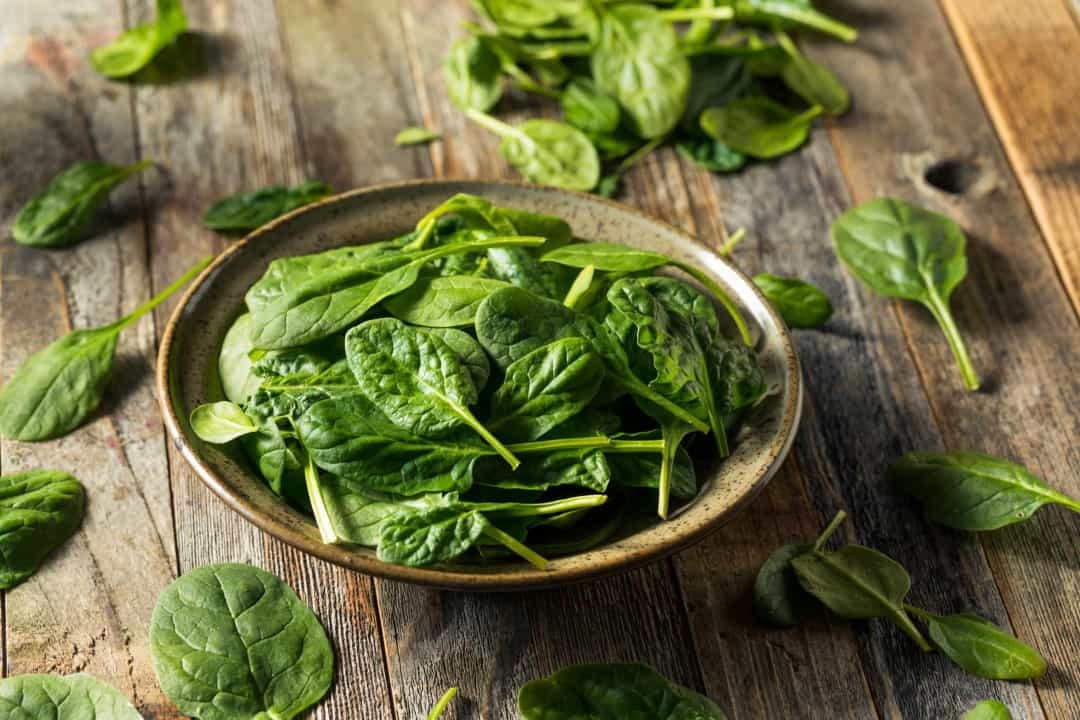 Rau bina rất giàu vitamin K và vitamin A, nó cũng chứa nhiều protein so với các loại rau lá khác. Một chén rau bina (30g) chỉ chứa bảy calo.  