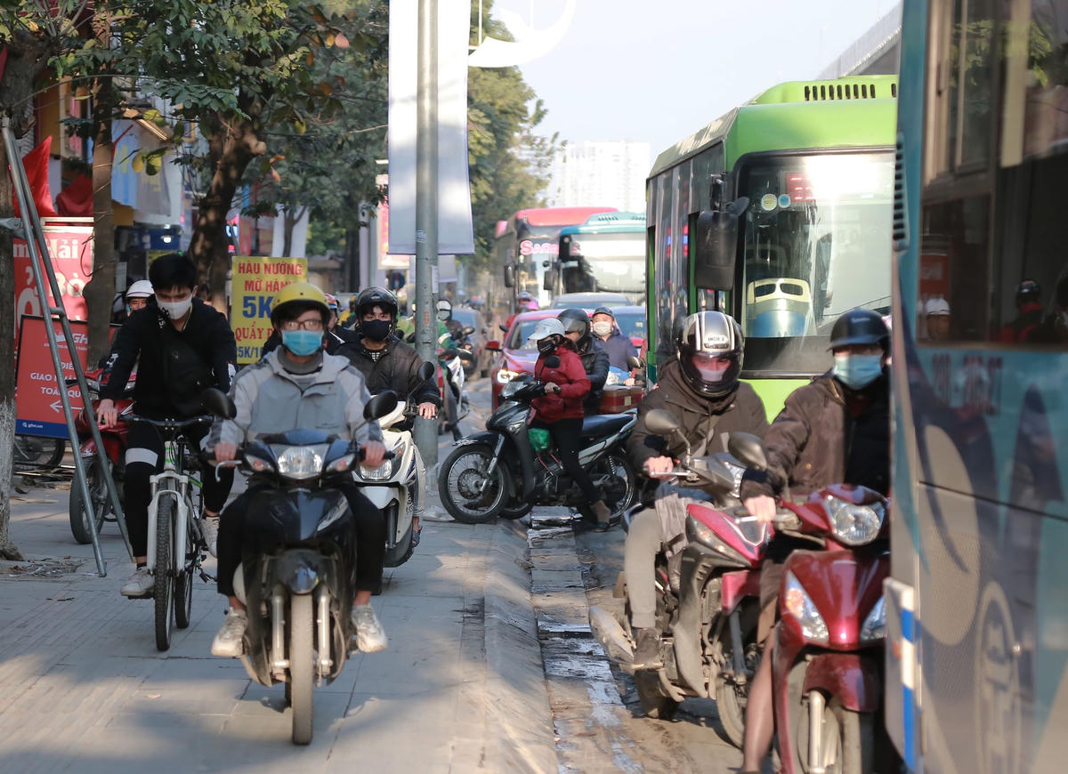 Giao thông ùn tắc cục bộ do dòng người đổ về đường Nguyễn Trãi hướng Khuất Duy Tiến, nhiều người dân chọn giải pháp đi lên vỉa hè. Ảnh: Dân trí.
