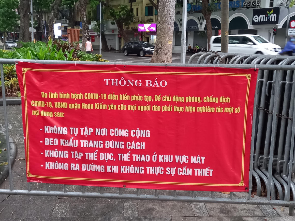 Hà Nội: Bất chấp lệnh cấm, người dân vẫn đội mưa tập thể dục