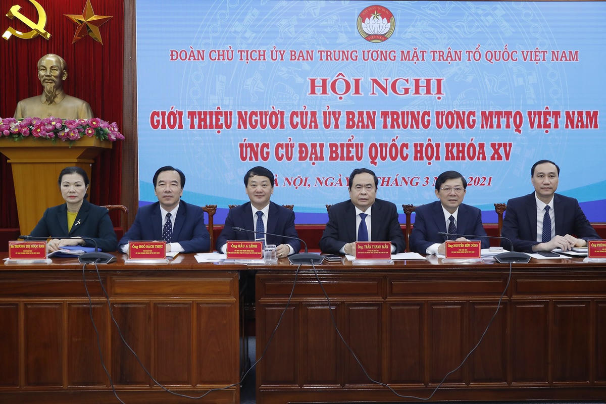 Chủ tịch Trần Thanh Mẫn cùng các vị trong Ban Thường trực UBTƯ MTTQ Việt Nam chủ trì Hội nghị.