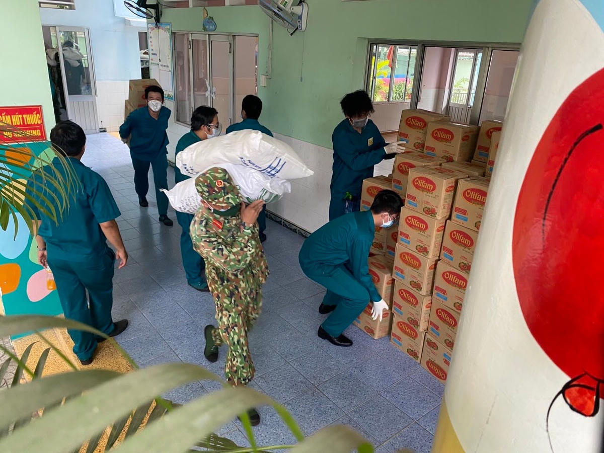 Ngoài đi chợ hộ, nhiều hộ dân nghèo, hộ khó khăn, hộ dân trong vùng phong tỏa có điều kiện vật chất khó khăn cũng được hỗ trợ miễn phí nhiều loại hàng hóa, nhu yếu phẩm.