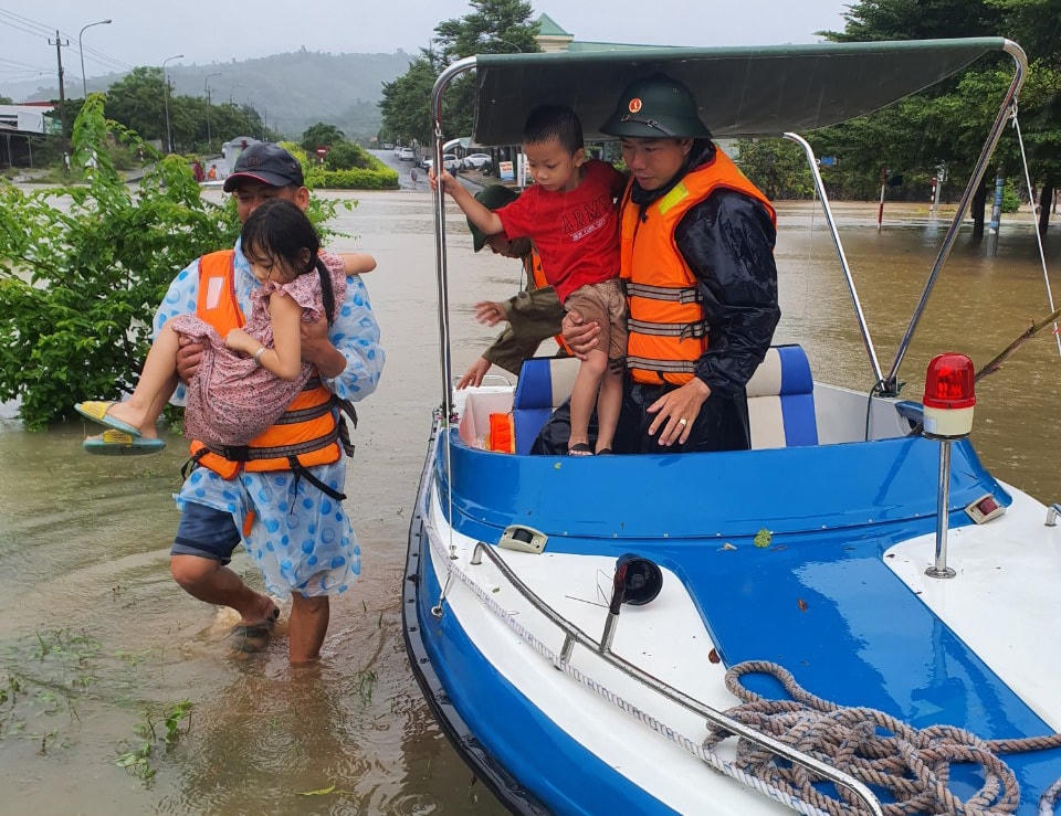 Để đảm bảo an toàn tính mạng cho nhân dân, các lực lượng chức năng vận động, đưa người dân đến nơi tránh trú an toàn.