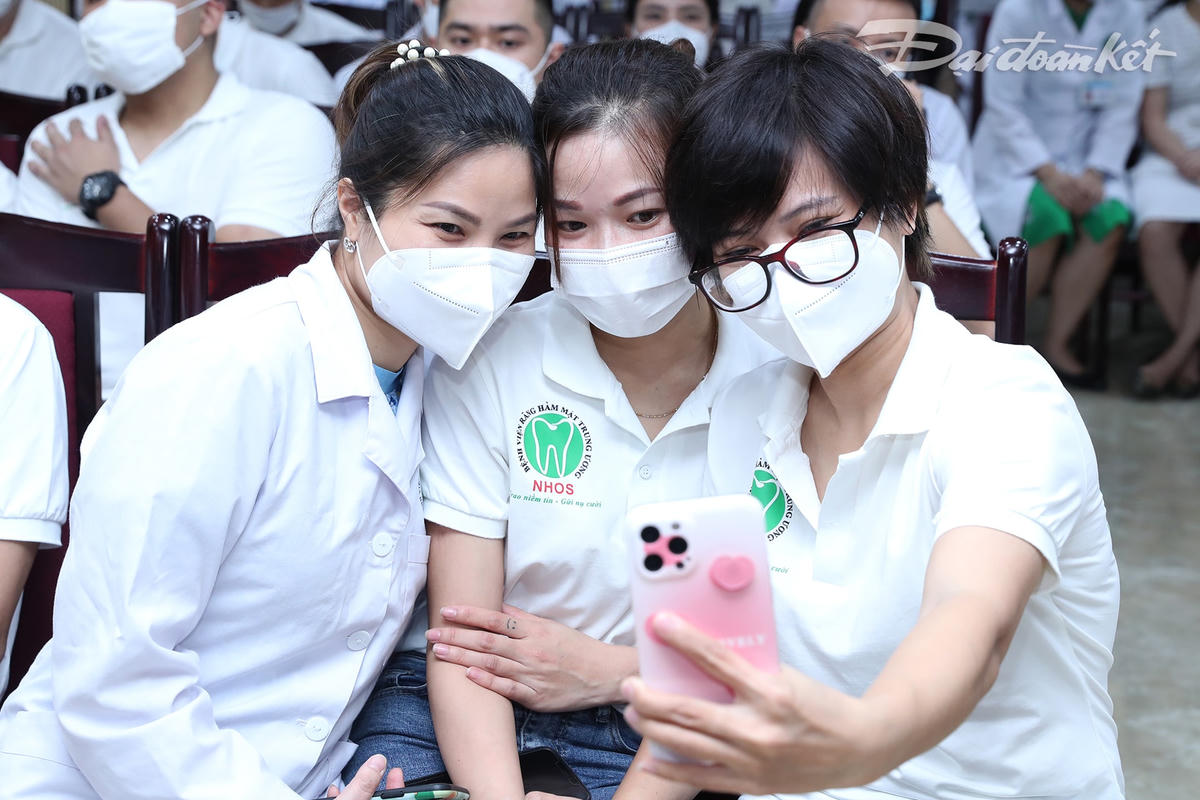 Các y, bác sĩ chụp ảnh lưu niệm với nhau trước khi lên đường vào Nam chi viện.