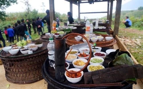 Chuẩn bị mâm cỗ cúng trong Lễ hội Khô già già.