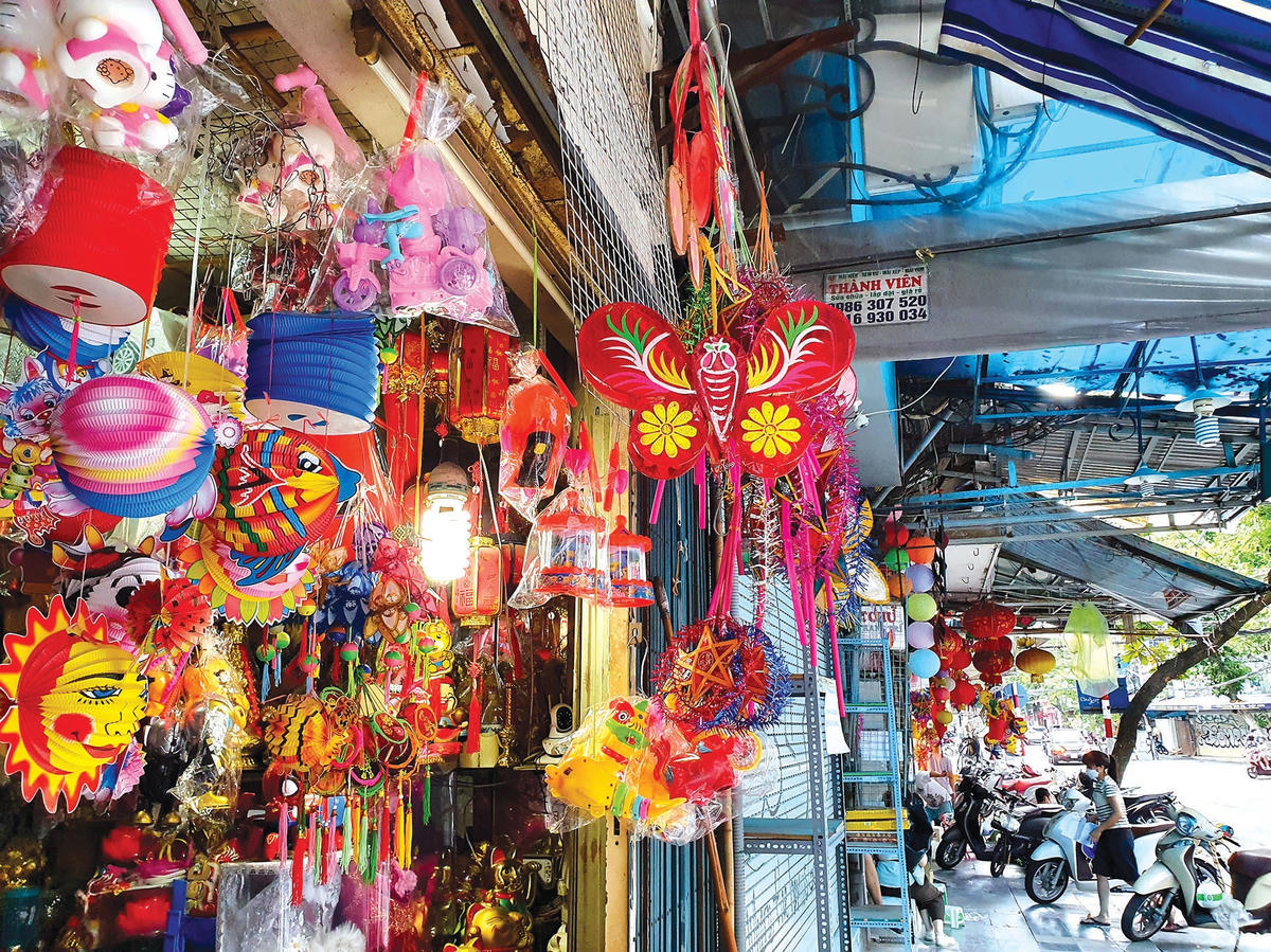 Những mặt hàng gợi nhớ mùa Trung thu khi phố Hàng Mã tấp nập bán mua.