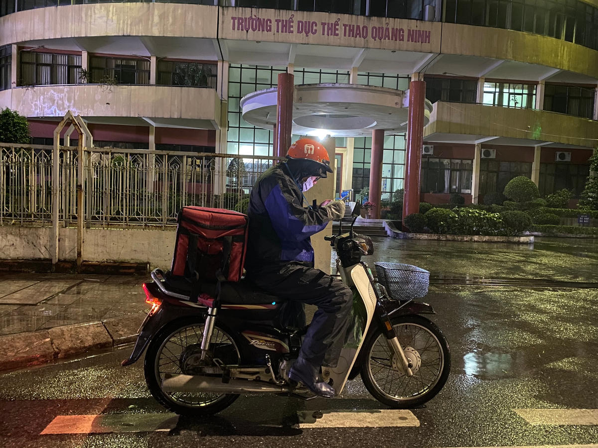 Shipper trang bị kín đáo để giao hàng giữa thời tiết mưa rét.