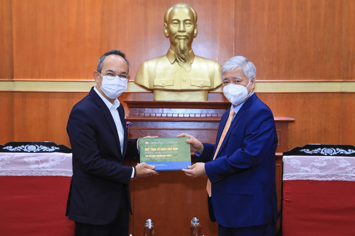 Chủ tịch UBTƯ MTTQ Việt Nam Đỗ Văn Chiến tặng quà lưu niệm Đại sứ Nikorndej Balankura.