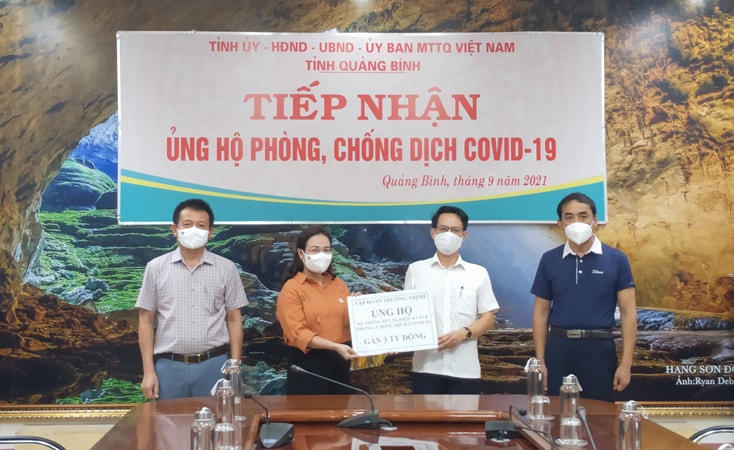 Thông qua Mặt trận tỉnh Quảng Bình, Tập đoàn Trường Thịnh trao tặng hệ thống thiết bị xét nghiệm Covid-19.