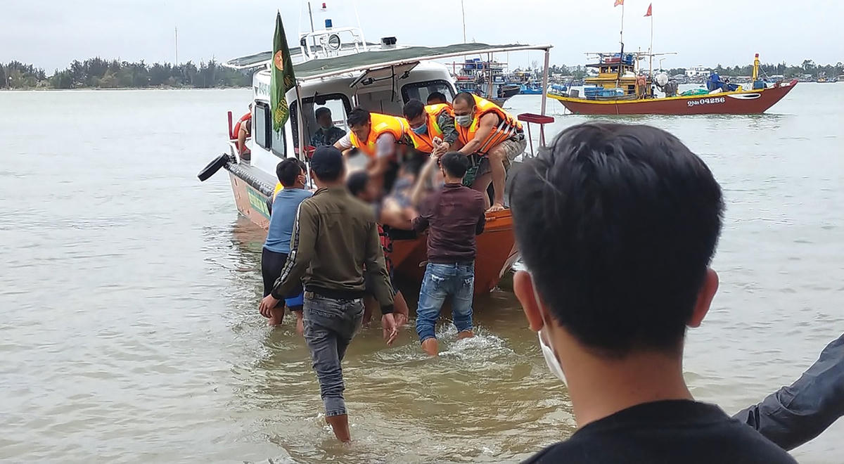 Lực lượng chức năng và ngư dân cứu người gặp nạn trong vụ lật cano ngày 26/2.