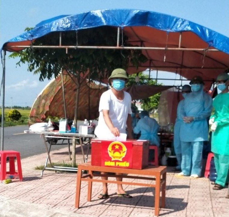 Một hòm phiếu phụ được đặt ở lối vào thôn, cách xa hòm phiếu đặt ở nhà văn hóa thôn nhằm đảm bảo giãn cách cử tri. 