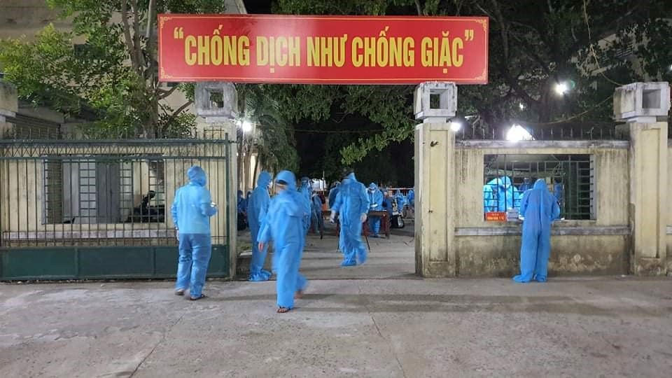 Các công dân về quê đi vào khu cách ly y tế tập trung.