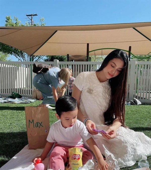 Phạm Hương chia sẻ khoảnh khắc hạnh phúc, sang trọng cùng con tại Mỹ. 