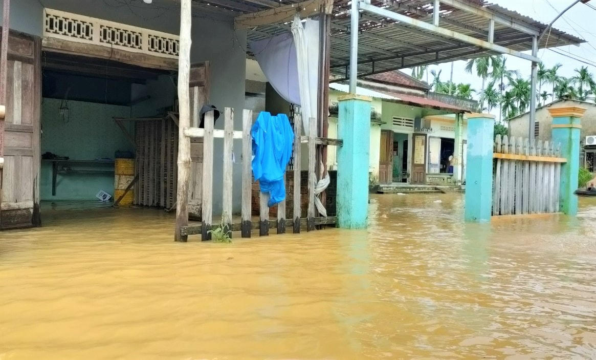 Nước ngập sâu vào nhà người dân thôn Hóa Phú, xã Đại An.
