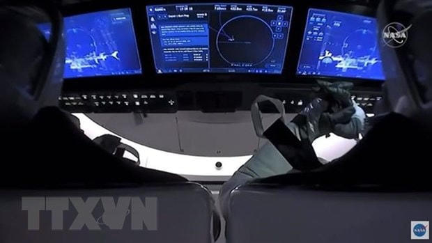Phi hành gia Bob Behnken và Doug Hurley trên tàu vũ trụ Crew Dragon ngoài không gian sau khi tách khỏi Trạm vũ trụ quốc tế ISS ngày 1/8/2020. (Ảnh: AFP/ TTXVN).  