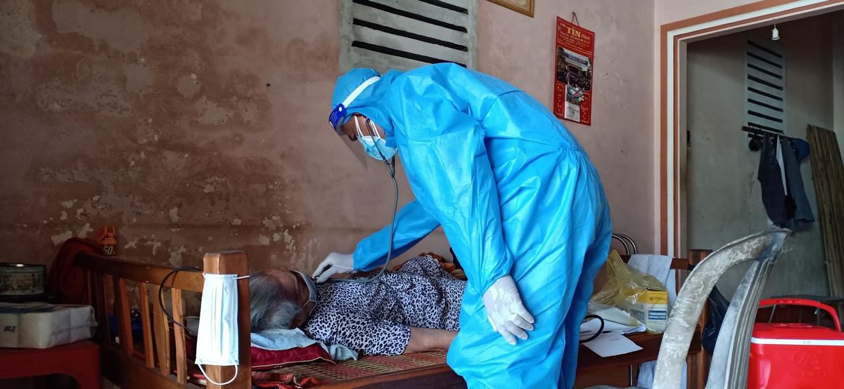 Khám sàng lọc trước khi tiêm vaccine cho người già yếu.