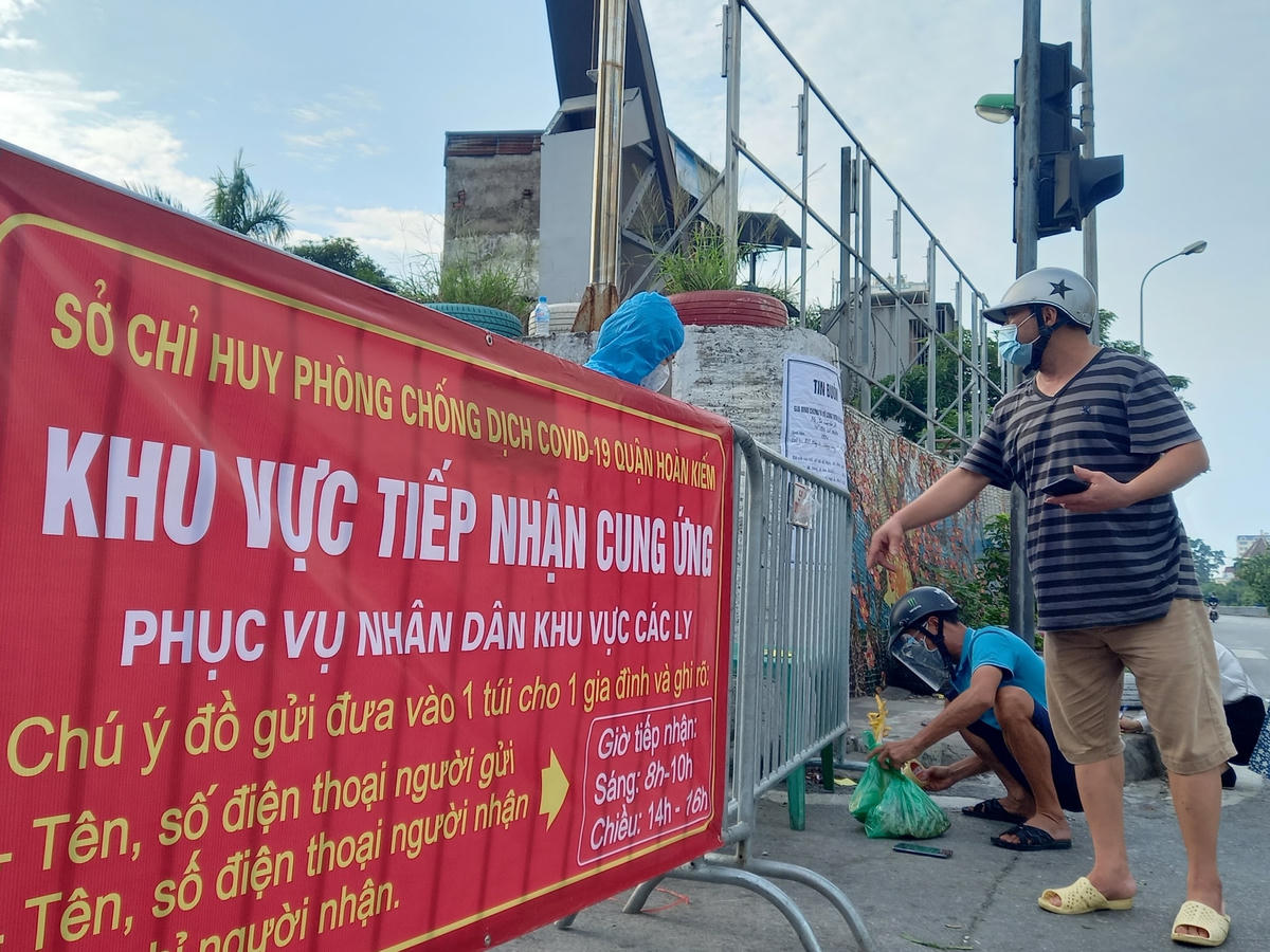 [ẢNH] Cận cảnh chốt cung ứng thực phẩm tại phường Chương Dương, Quận Hoàn Kiếm