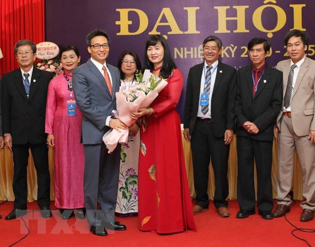 Phó Thủ tướng Chính phủ Vũ Đức Đam chúc mừng tân Chủ tịch và Ban Chấp hành mới Hội Nghệ sỹ Nhiếp ảnh Việt Nam nhiệm kỳ 2020-2025. (Ảnh: Thanh Tùng/TTXVN).