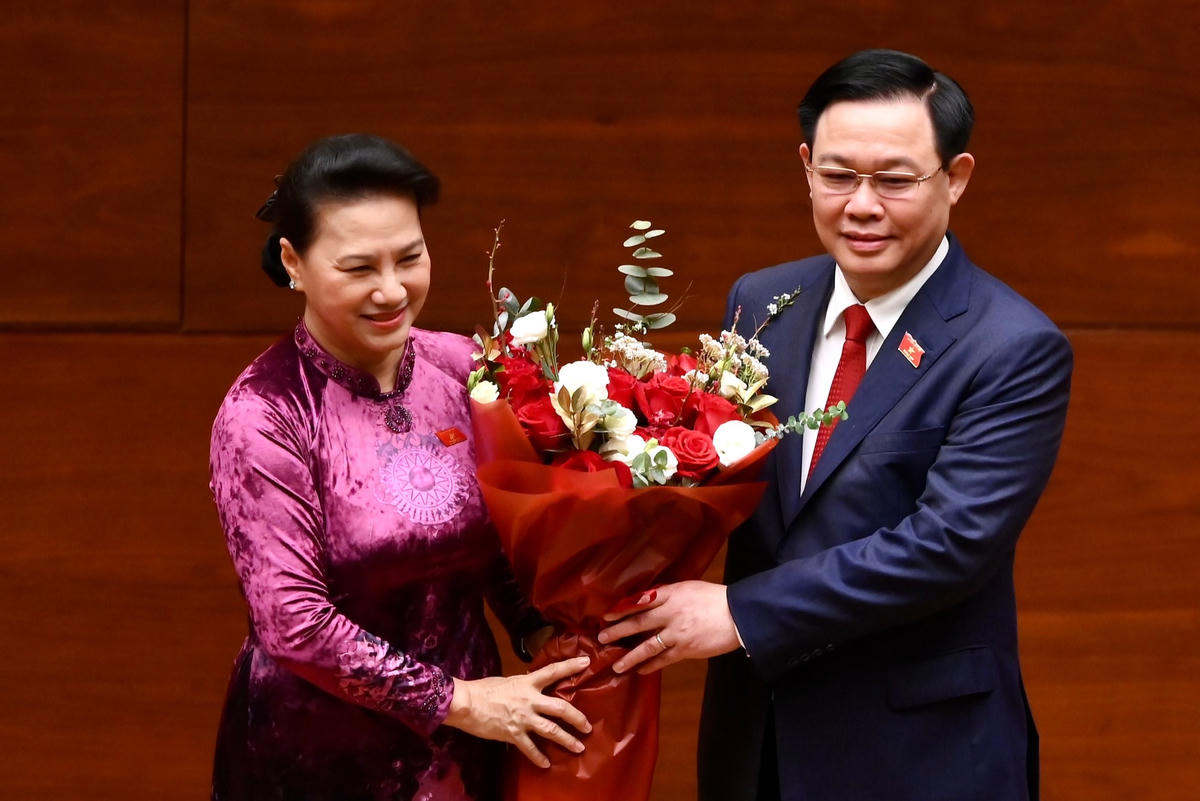Tân Chủ tịch Quốc hội Vương Đình Huệ tặng hoa Chủ tịch Quốc hội tiền nhiệm Nguyễn Thị Kim Ngân.