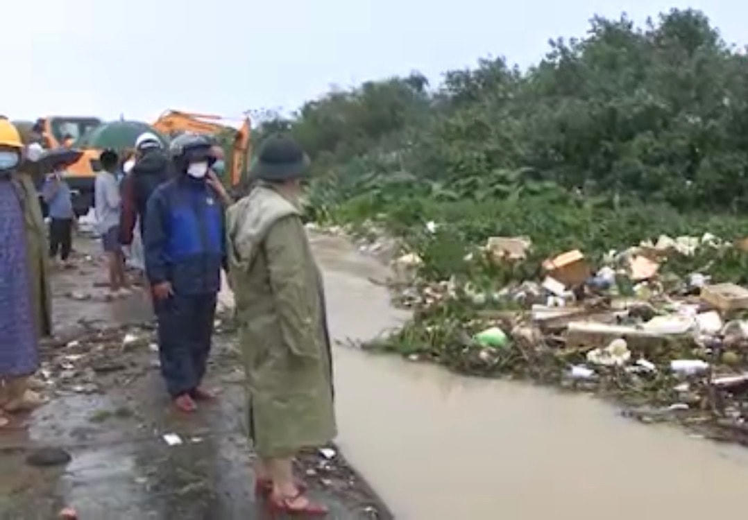 Khơi thông dòng chảy tại khu vực ngập lụt phường Trần Quang Diệu, TP Quy Nhơn.