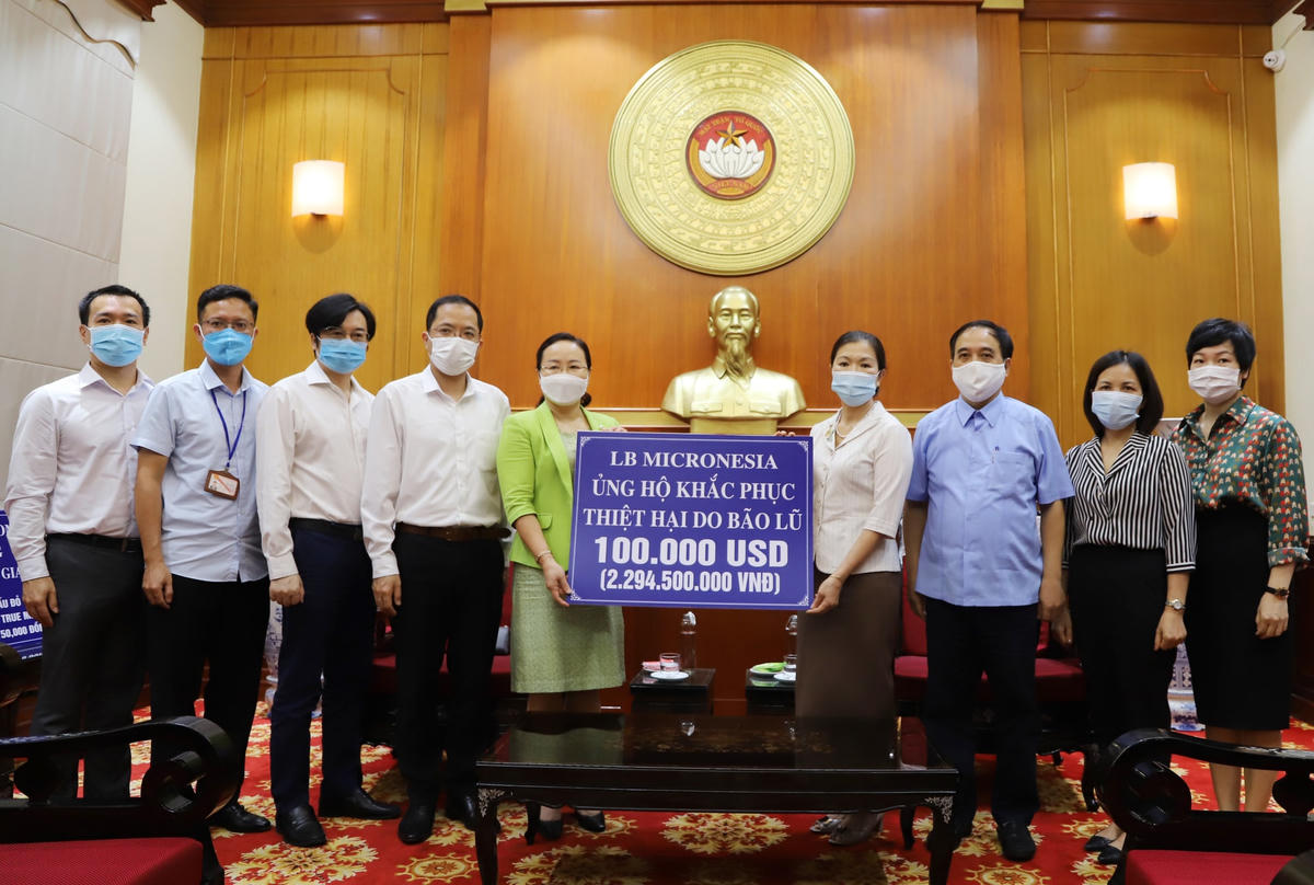 Phó Chủ tịch Trương Thị Ngọc Ánh tiếp nhận ủng hộ từ Quốc hội Liên bang Micronesia hỗ trợ đồng bào miền Trung bị ảnh hưởng bởi lũ lụt.