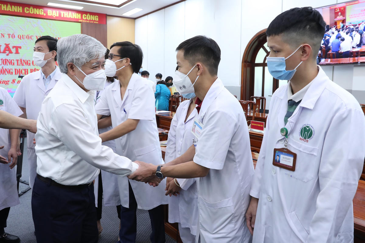[ẢNH] Gặp mặt, tri ân các y, bác sĩ bệnh viện Trung ương vào Nam chống dịch