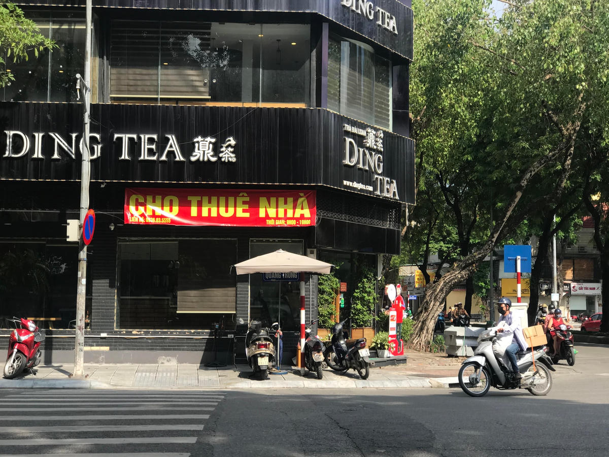 Nhiều hộ kinh doanh ở những khu phố đắc địa ở Hà Nội phải trả lại mặt bằng kinh doanh.
