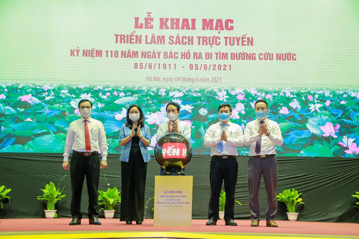 Khai mạc triển lãm kỷ niệm 110 năm ngày Bác Hồ ra đi tìm đường cứu nước.