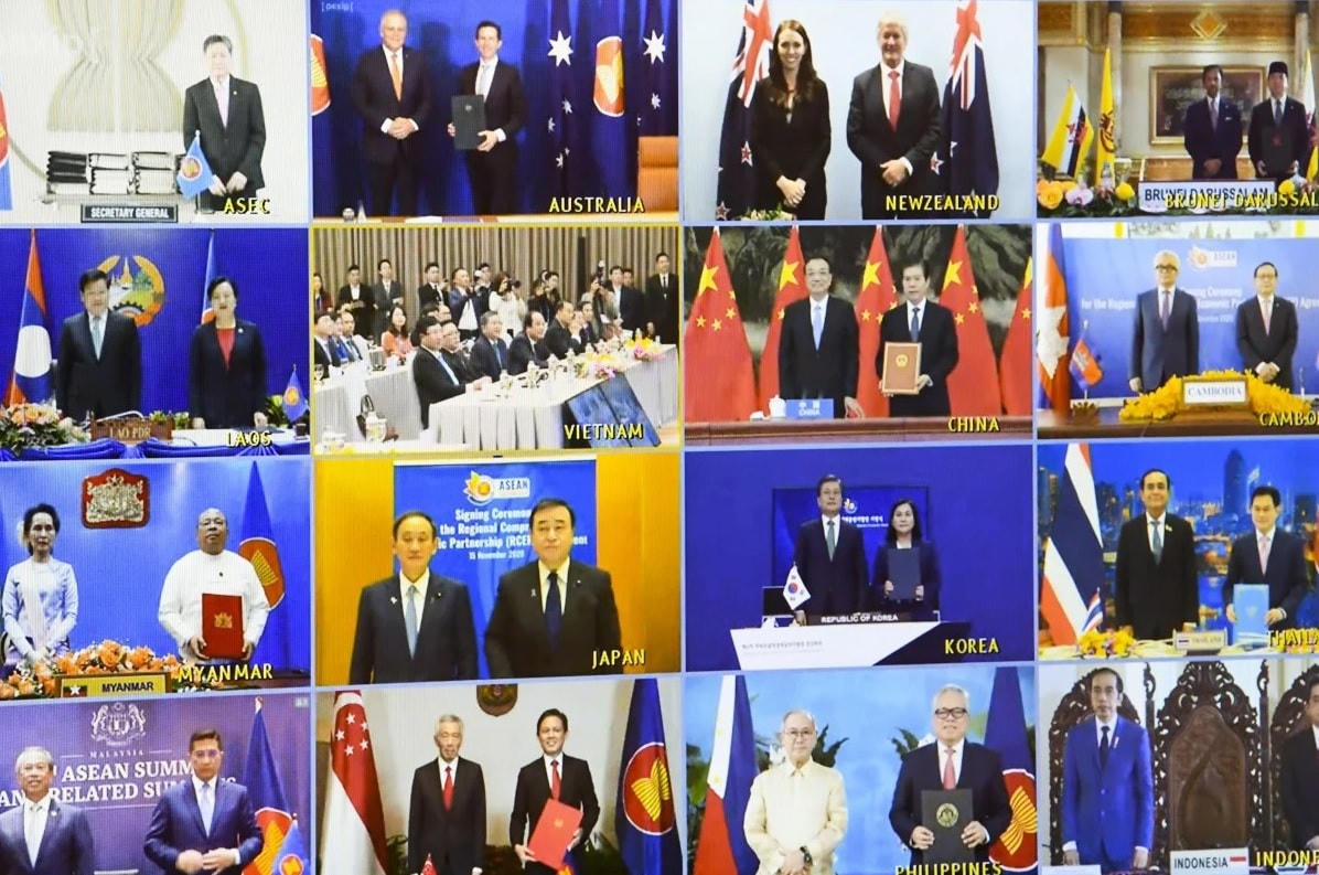 Màn hình trực tiếp buổi lễ ký kết RCEP hôm 15/11. (Nguồn: SCMP).