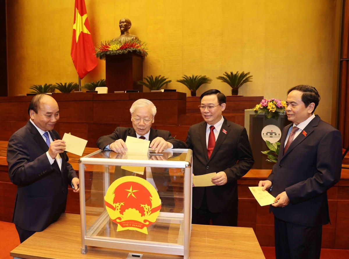 Tổng Bí thư Nguyễn Phú Trọng và các đồng chí lãnh đạo Đảng, Nhà nước, Quốc hội bỏ phiếu bầu Thủ tướng Chính phủ. Ảnh: TTXVN.
