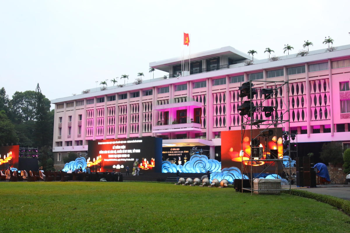 Quang cảnh trước buổi lễ trước giờ các đại biểu vào dự lễ.