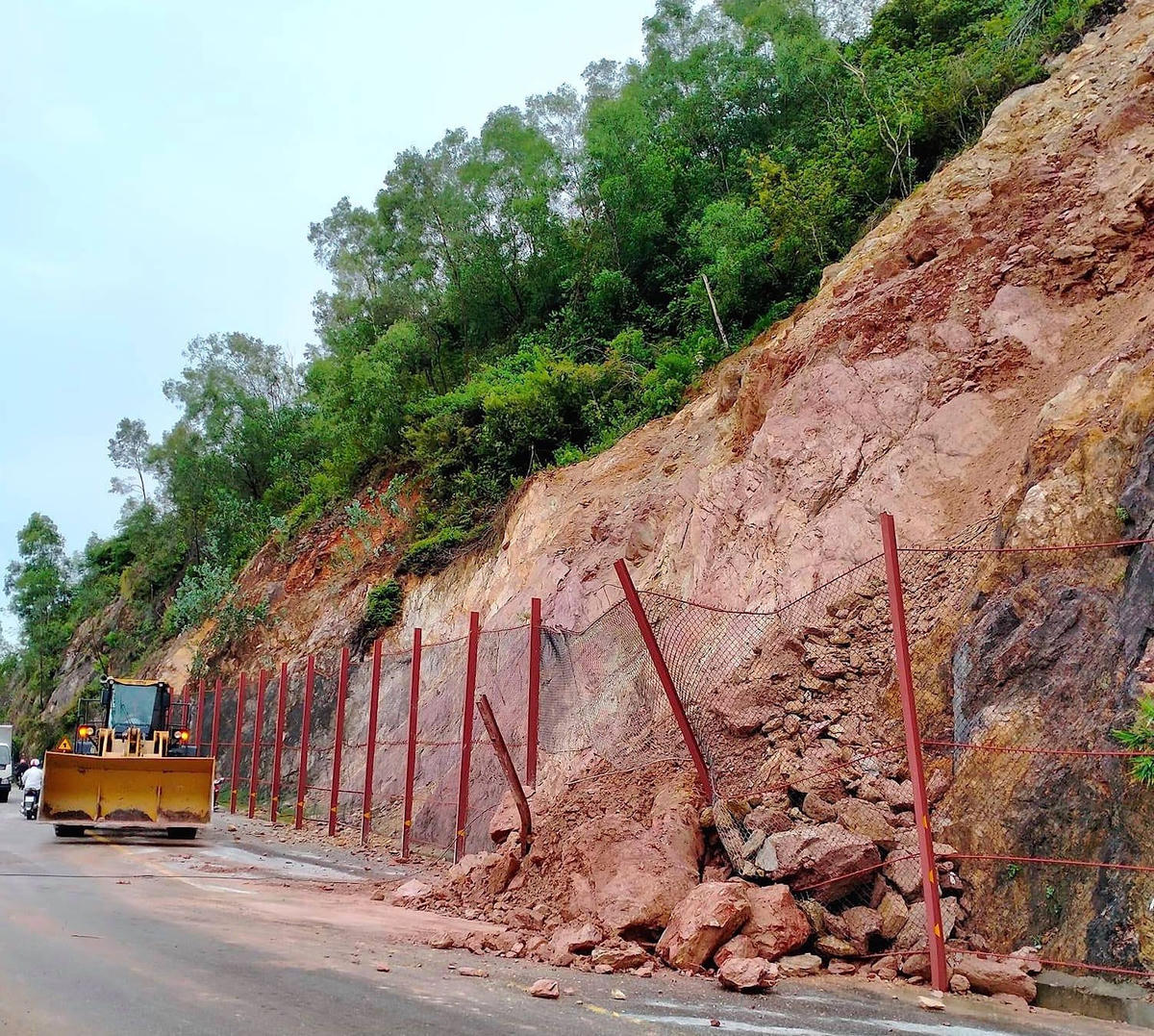 Nhiều địa phương tại Nghệ An bị chia cắt do mưa lớn