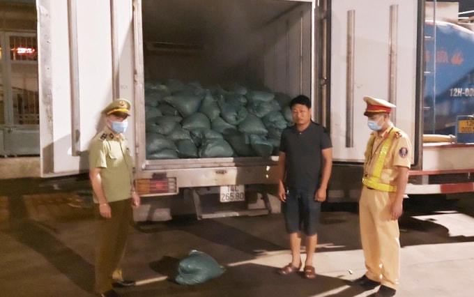 Gần 4,5 tấn phụ phẩm chân gà không rõ nguồn gốc vận chuyển bằng xe tải đã bị bắt giữ.