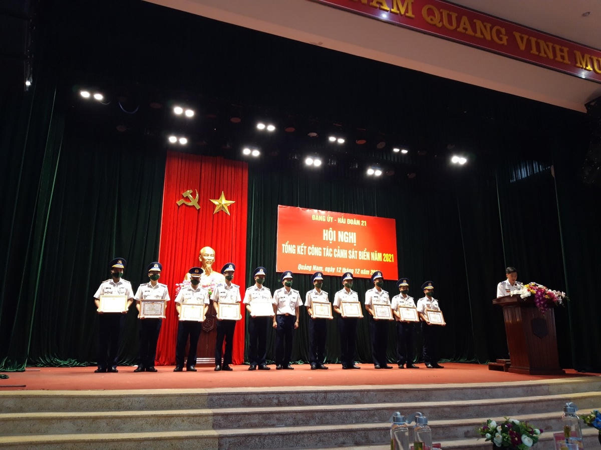 Trao thưởng cho các cá nhân có thành tích tiêu biểu trong phong trào thi đua quyết thắng năm 2021.