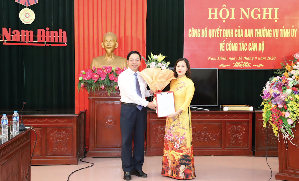 Phó Bí thư Thường trực Tỉnh ủy Nam Định Trần Văn Chung trao quyết định bổ nhiệm cho nhà báo Hoài Phương.