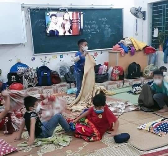 Cách TP Nam Định không xa, học sinh của trường Tiểu học xã Nam Thắng, huyện Nam Trực cũng phải cách ly tập trung tại trường vì một cô giáo của các rm được xác định dương tính