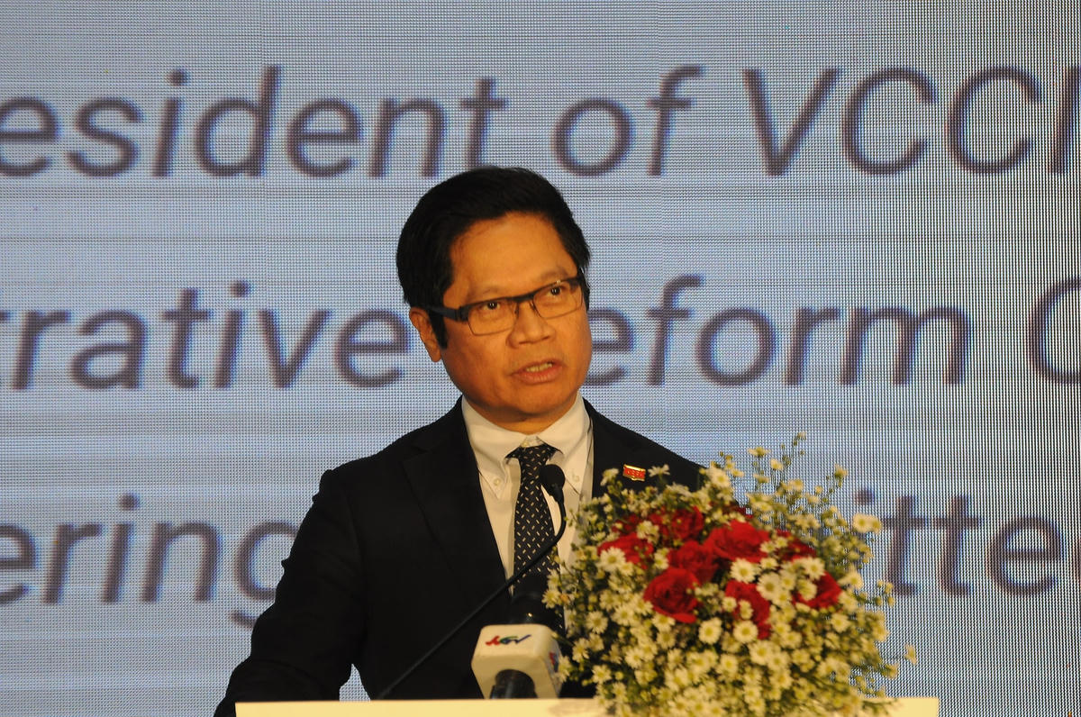 Ông Vũ Tiến Lộc, Chủ tịch VCCI thông tin tại buổi họp.