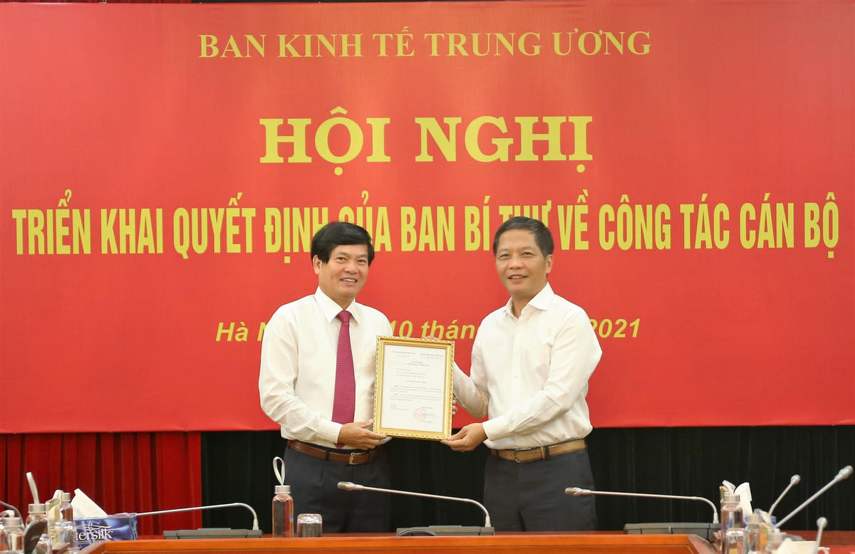Trưởng ban Kinh tế Trung ương Trần Tuấn Anh trao quyết định cho tân Phó Ban Kinh tế Trung ương Đỗ Ngọc An