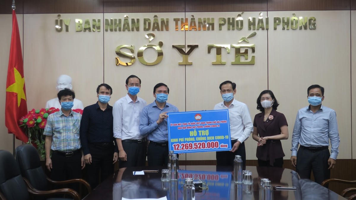 Phó Chủ tịch Ủy ban MTTQ Việt Nam TP Hải Phòng trao tặng kinh phí hỗ trợ phòng chống dịch cho Sở Y tế Hải Phòng.