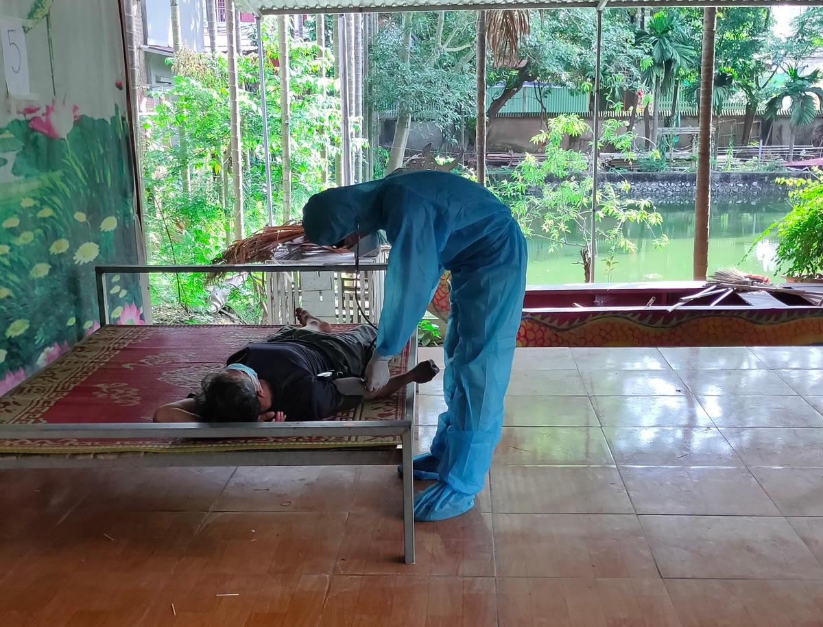 Bác sĩ Hoàng Việt Tiệp thăm khám bệnh cho người dân tại chùa Trung Đồng.