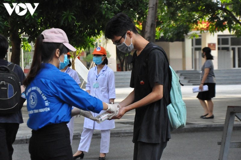 [ẢNH] Thí sinh Hà Nội tuân thủ đeo khẩu trang trong buổi thi đầu tiên