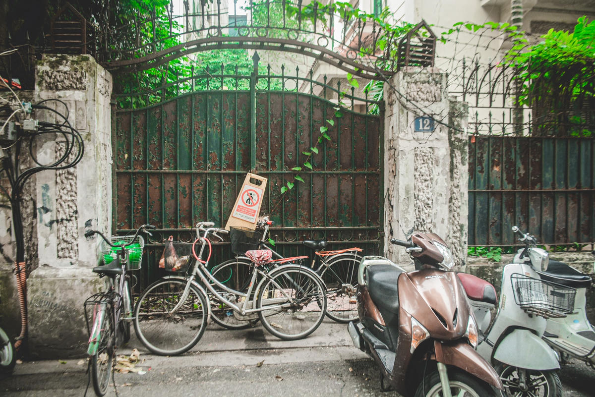 Mặc dù, căn biệt thự này nằm trên đất vàng của quận Hoàn Kiếm nhưng vẫn bị bỏ hoang suốt nhiều năm nay, cảnh hoang tàn, cây cỏ mọc um tùm gây lãng phí lớn, ảnh hưởng đến mỹ quan đô thị.