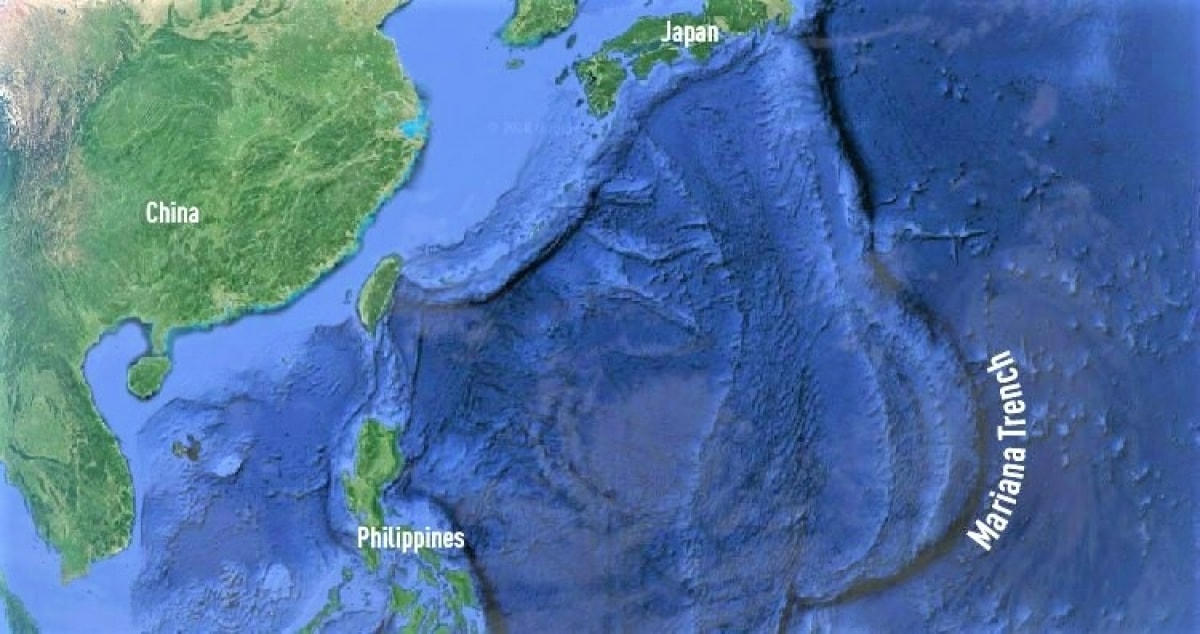 Điểm sâu nhất: Rãnh Mariana nằm ở phía đông Quần đảo Mariana và Philippine ở Tây Thái Bình Dương với điểm sâu nhất 10.994 m dưới mực nước biển. Nếu đặt đỉnh Everest vào đó, ngọn núi sẽ bị ngập sâu dưới mặt nước 2 km. Ở độ sâu đó, áp suất ở đáy rãnh là 1.086 bar (15.750 psi), gấp 1.000 lần áp suất khí quyển. Áp suất làm tăng mật độ của nước lên 4,96%, tức là tại đó, 100 lít nước sẽ chỉ đo được 95,27 lít.