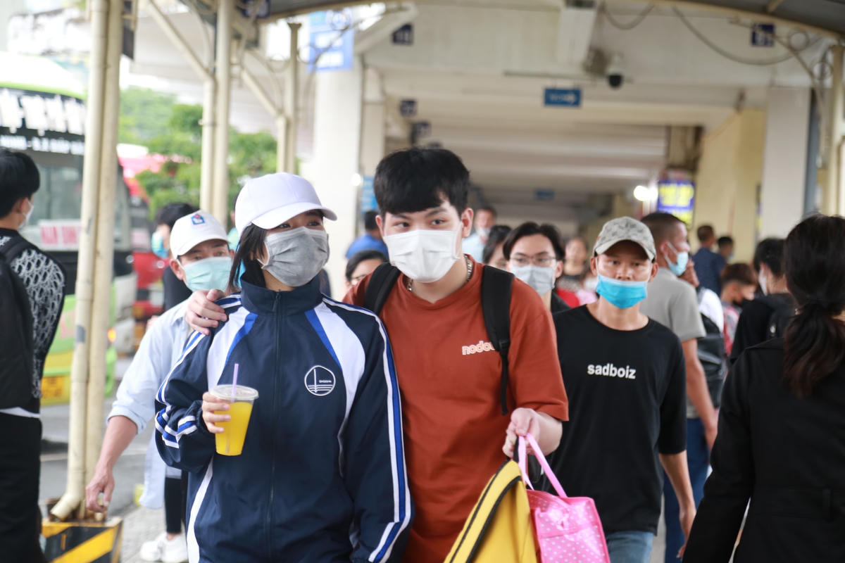 Tại bến Giáp Bát khá đông hành khách nhưng không xảy ra tình trạng quá tải.