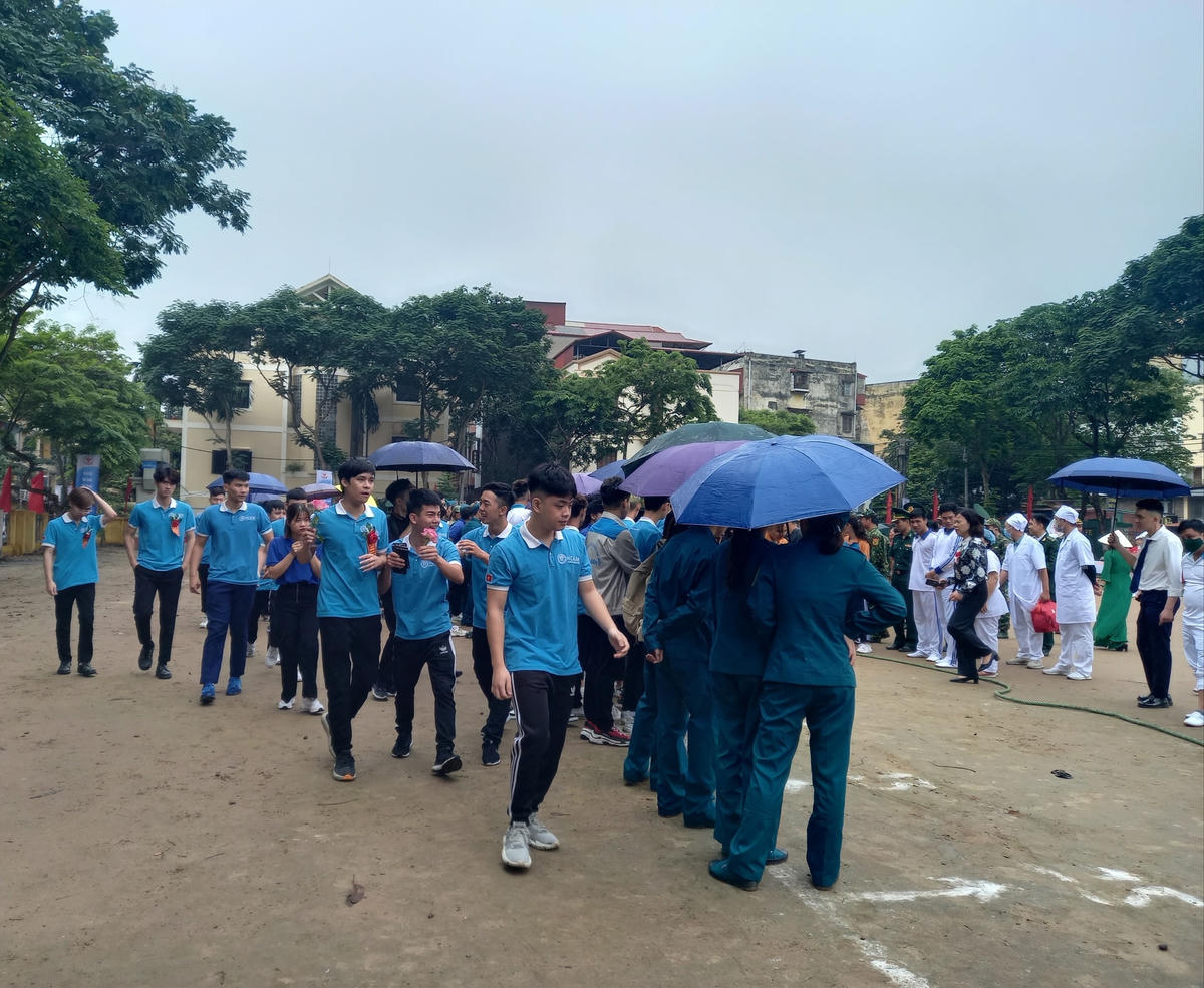 Nhiều người không đeo khẩu trang, không giữ khoảng cách an toàn theo khuyến cáo.