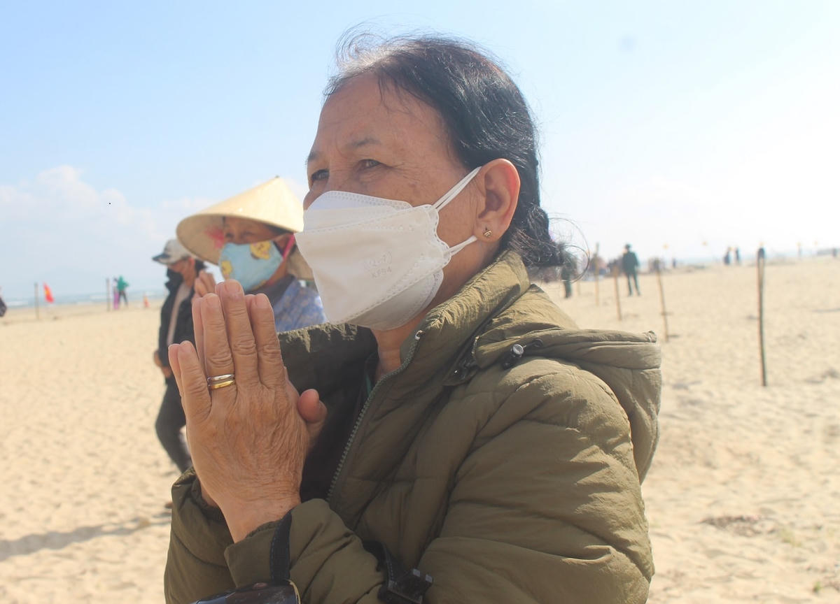 Bà Nguyễn Thị Chinh đến cầu nguyện cho các nạn nhân siêu thoát.