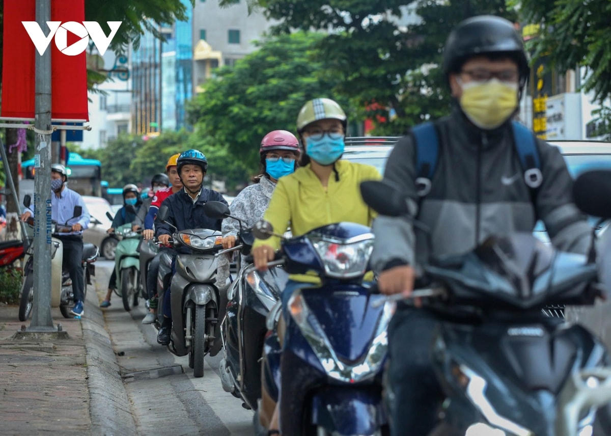 [ẢNH] Người Hà Nội mặc thêm áo ấm xuống phố