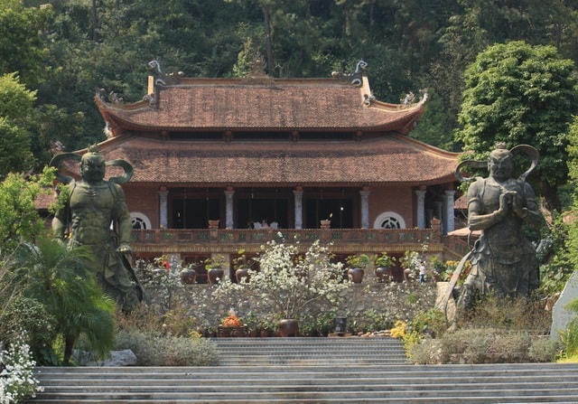 Chùa Địa Tạng Phi Lai tựa lưng vào núi, gợi lên cảm giác thanh tao, thoát tục mà bất kỳ ai có dịp đến đây cũng có thể cảm nhận.  