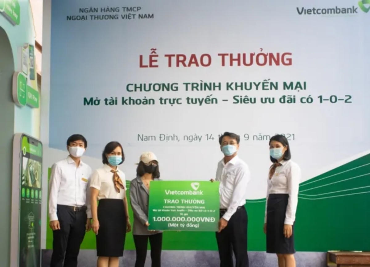 Nguyễn Thùy Linh nhận giải đặc biệt 1 tỷ đồng, do Vietcombank Nam Định trao hôm 14/9.